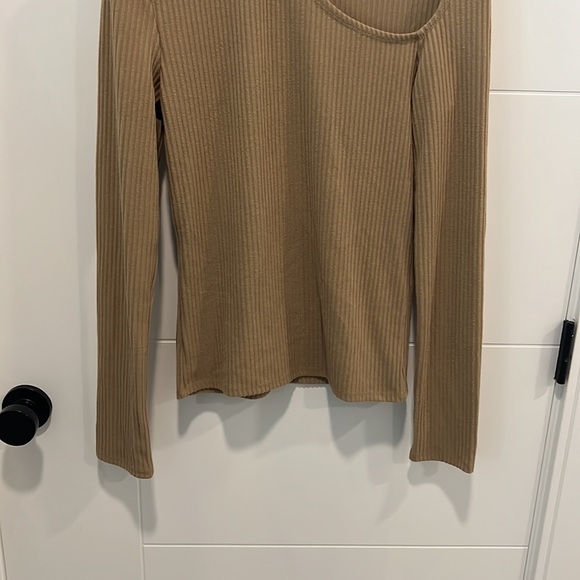 🇺🇸 Oak + Fort long sleeve peek-a-boo shoulder cut out top size medium - Picture 5 of 11